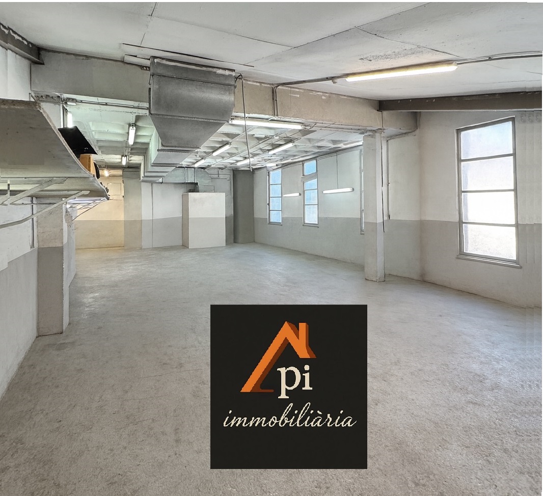 Sale Box en Andorra la Vella - 230 habitaciones, 235m² - Nave industrial con ventanales al exterior. Calefacción y salida de humos.